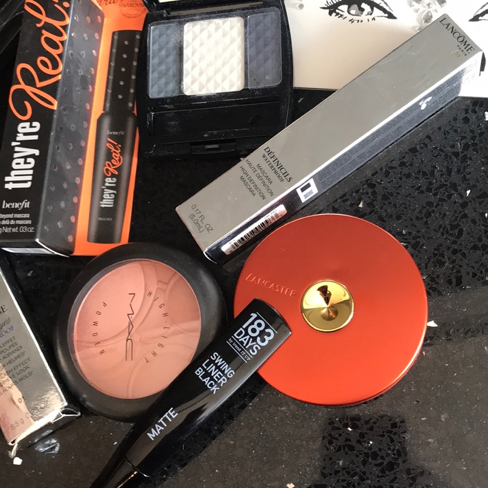 Make-Up Bundle - Picture 3 of 8